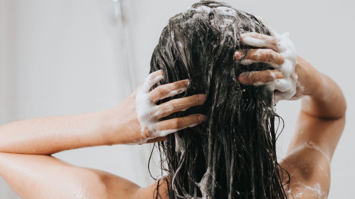 szampon z soda oczyszczona na porost włosów